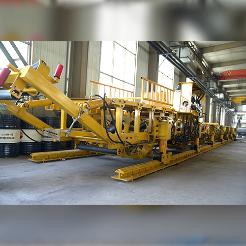 Belt conveyor self moving tail